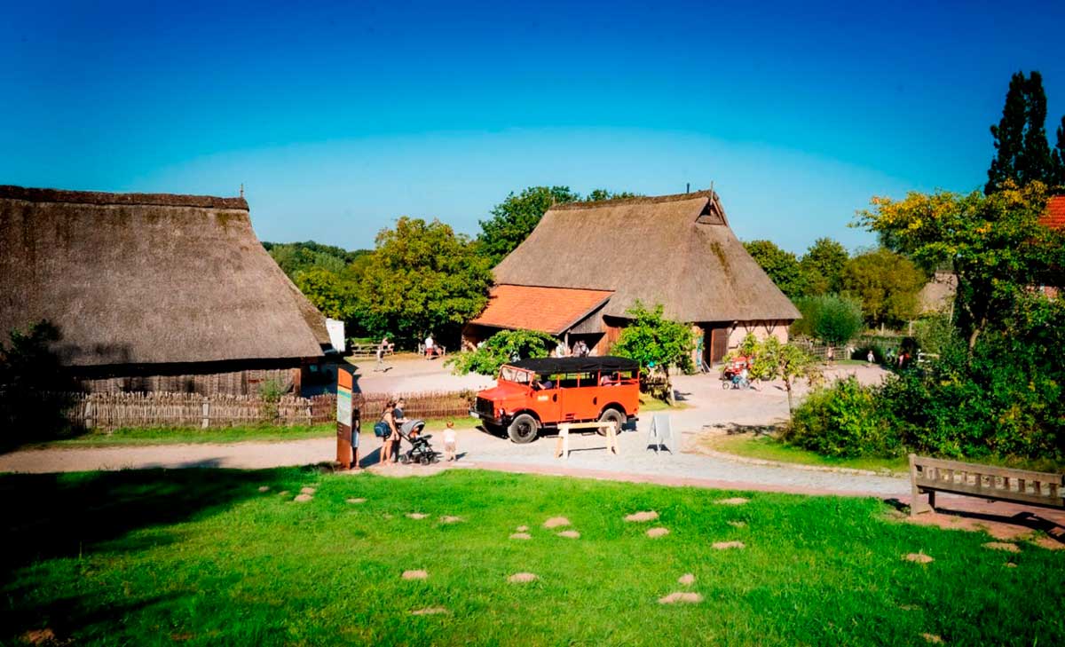 Kuebelwagen Treckertreff Kiekeberg Bauernhaus